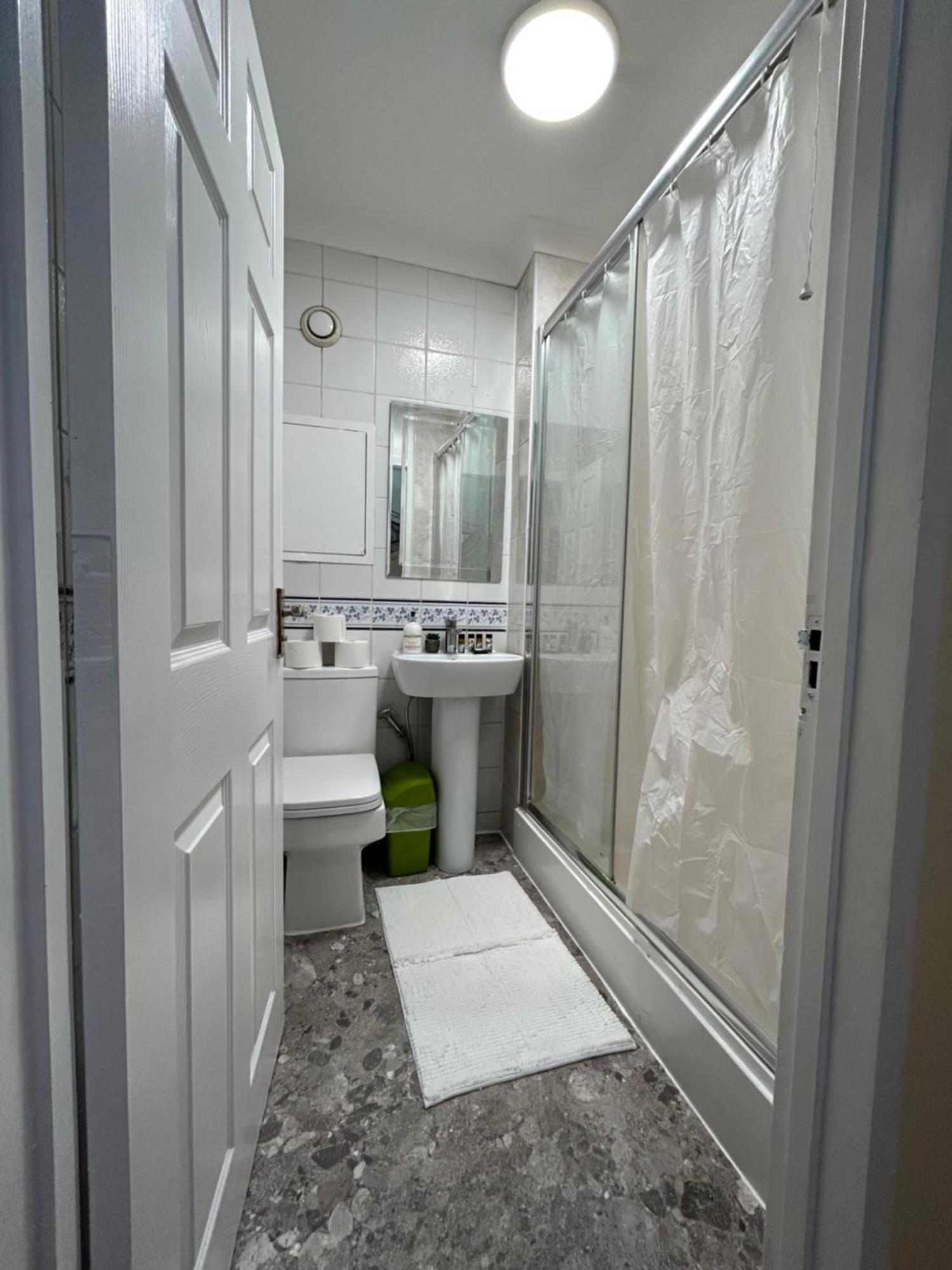 Apartment Posh 2 Bedroom Living Kitchen 2 Bathroom