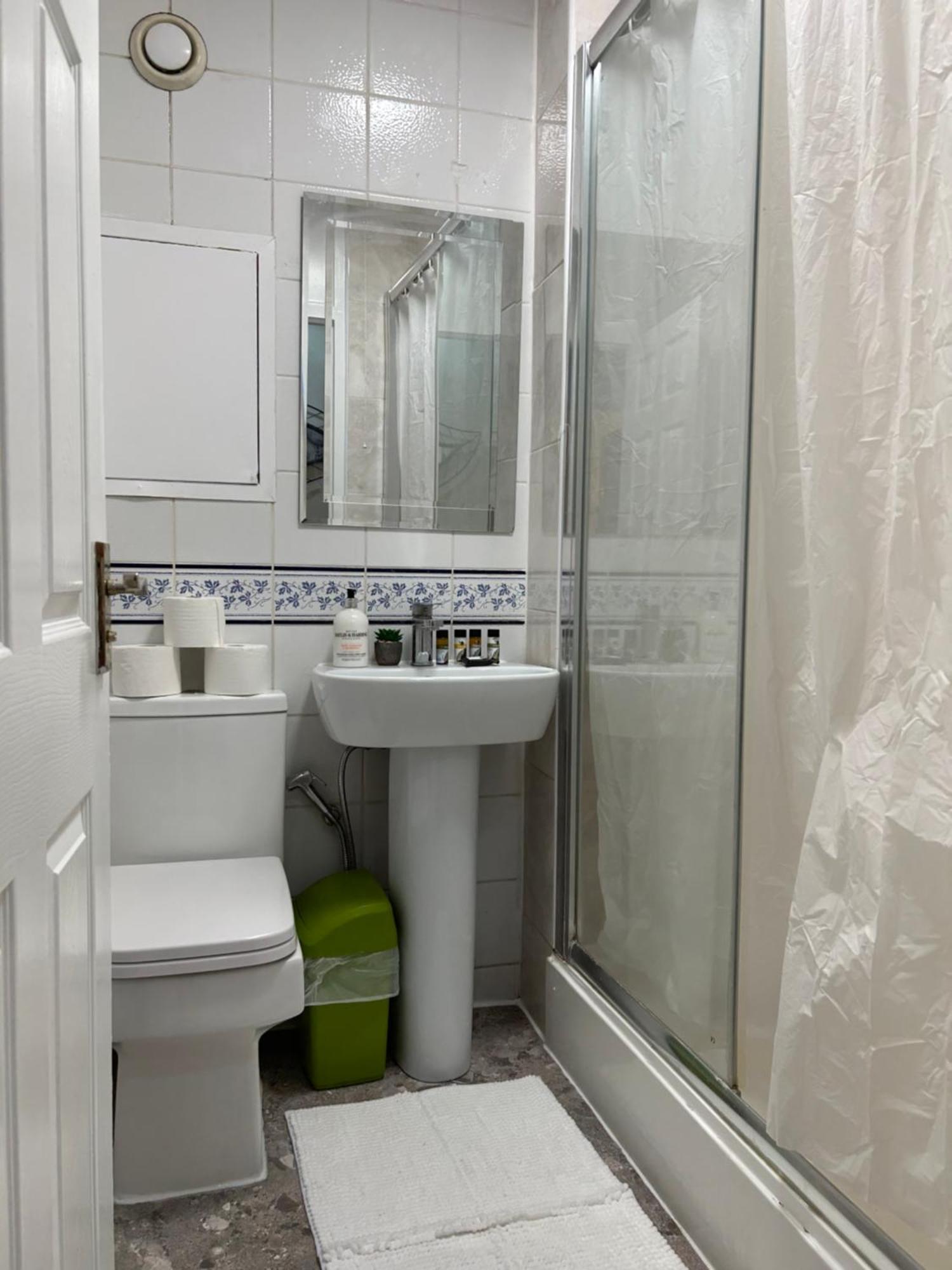 Apartment Posh 2 Bedroom Living Kitchen 2 Bathroom *