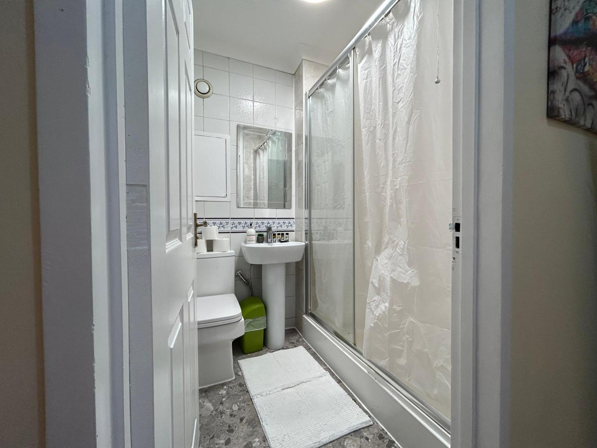 Apartment Posh 2 Bedroom Living Kitchen 2 Bathroom *
