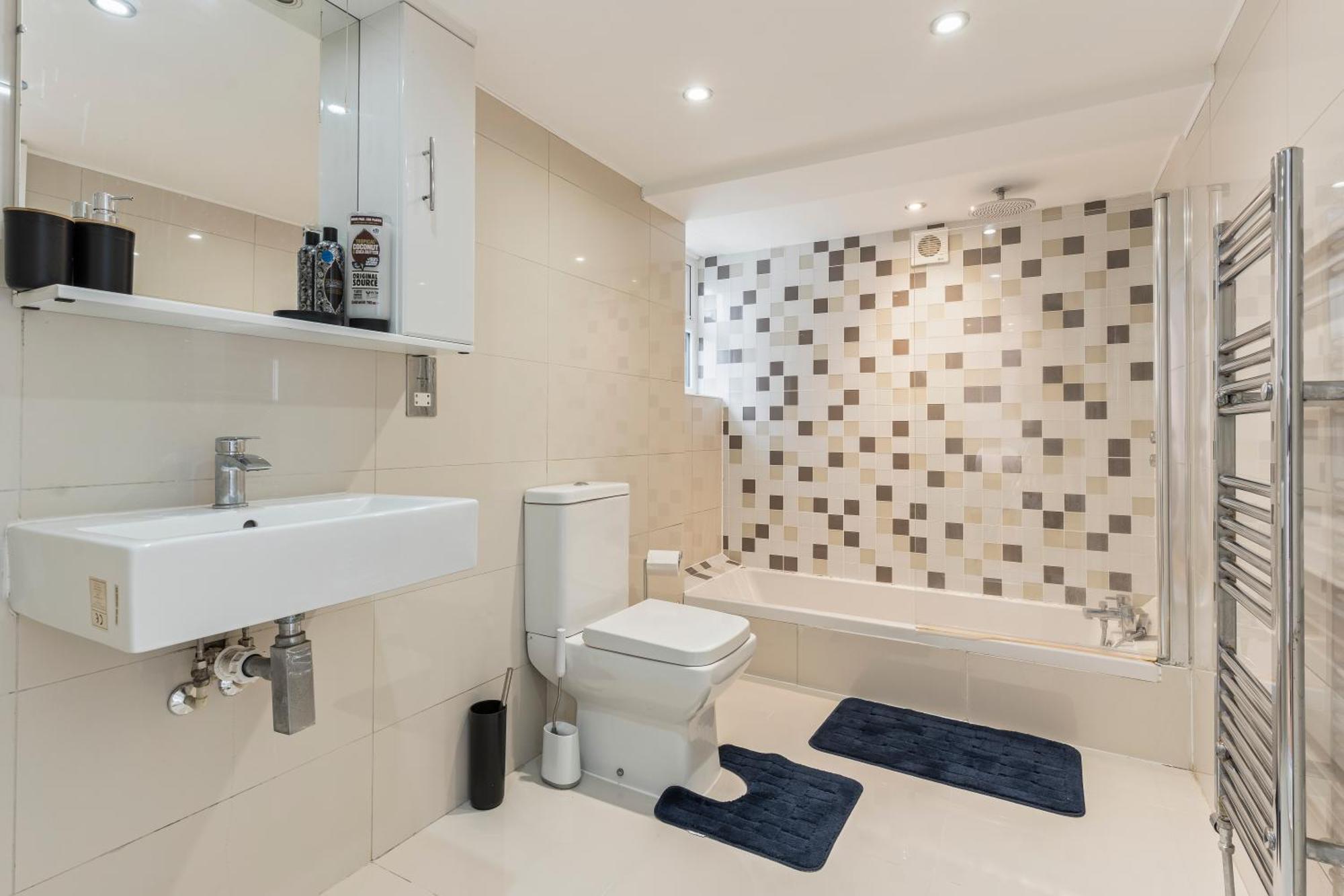 Appartement Charming 2-bed Flat With Garden In *