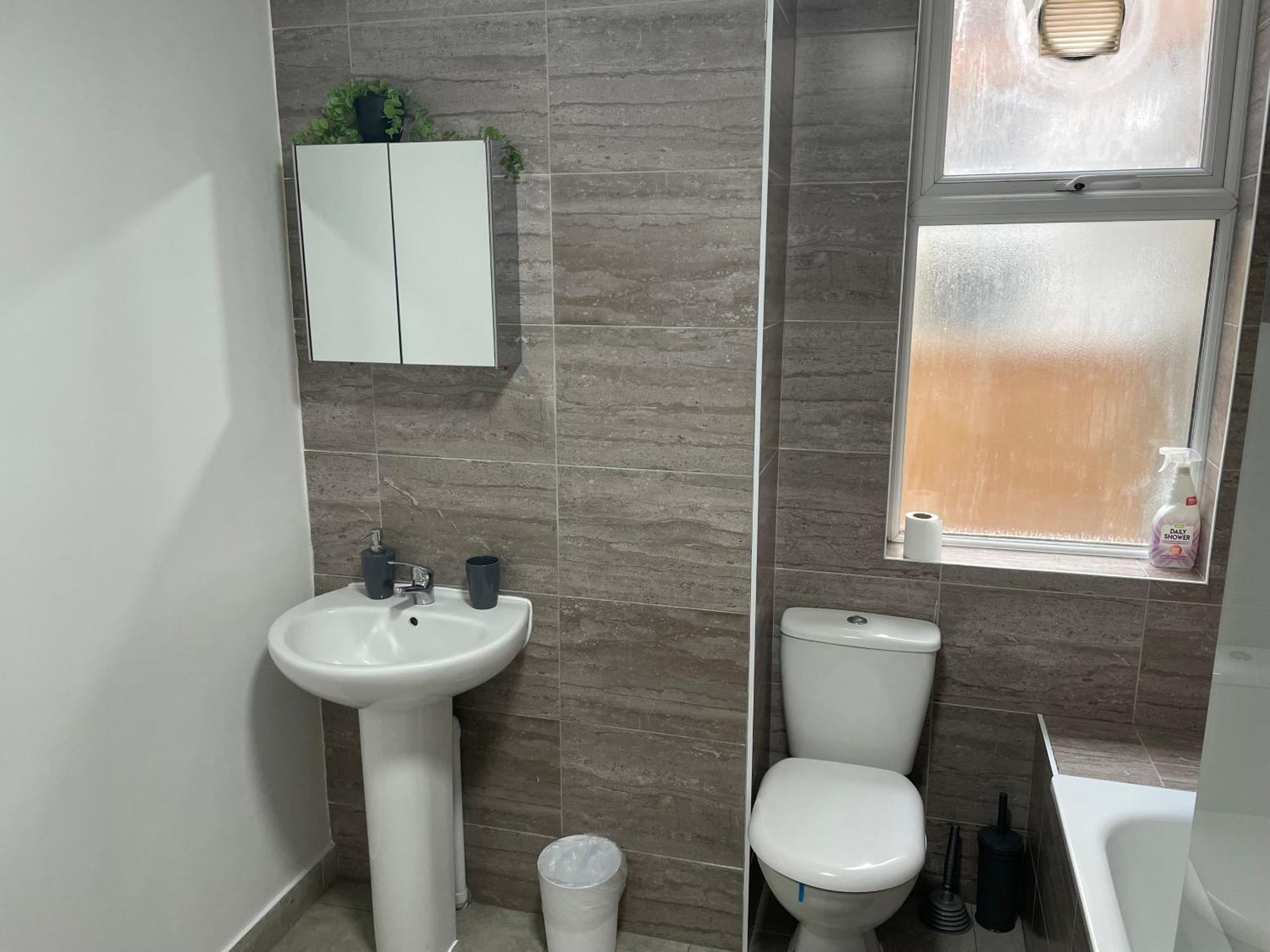 Luxury With Open Garden Apartment *