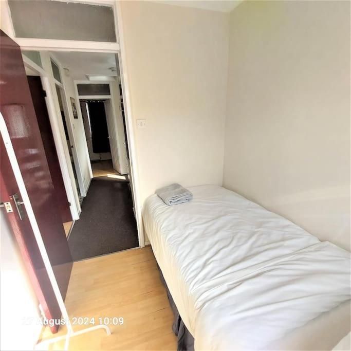 Сasa de vacaciones 3 Bedroom House In Beckton Londres
