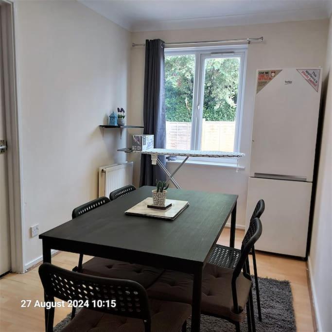 Сasa de vacaciones 3 Bedroom House In Beckton Londres