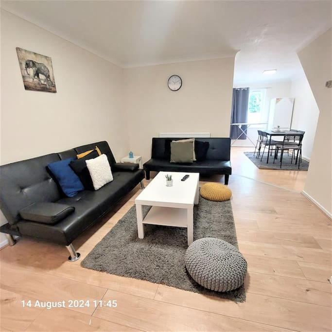 Сasa de vacaciones 3 Bedroom House In Beckton Londres