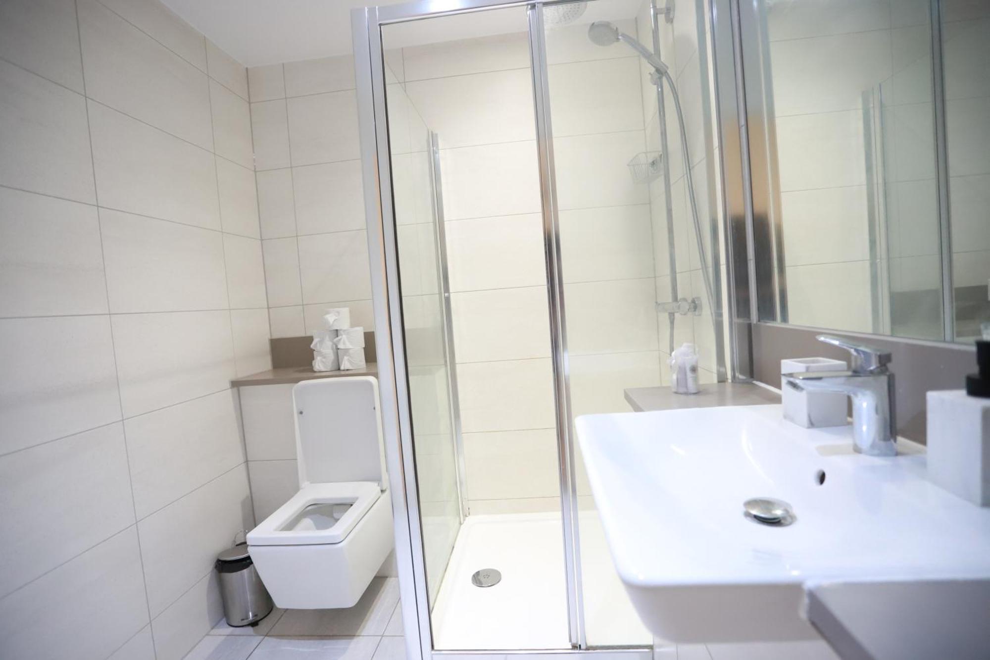 Apartamento Spacious 3-story Retreat With Rooftop Terrace And Modern Amenities *