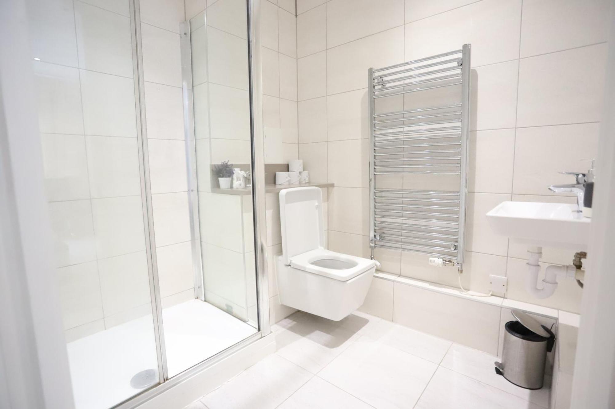 Spacious 3-story Retreat With Rooftop Terrace And Modern Amenities Apartamento