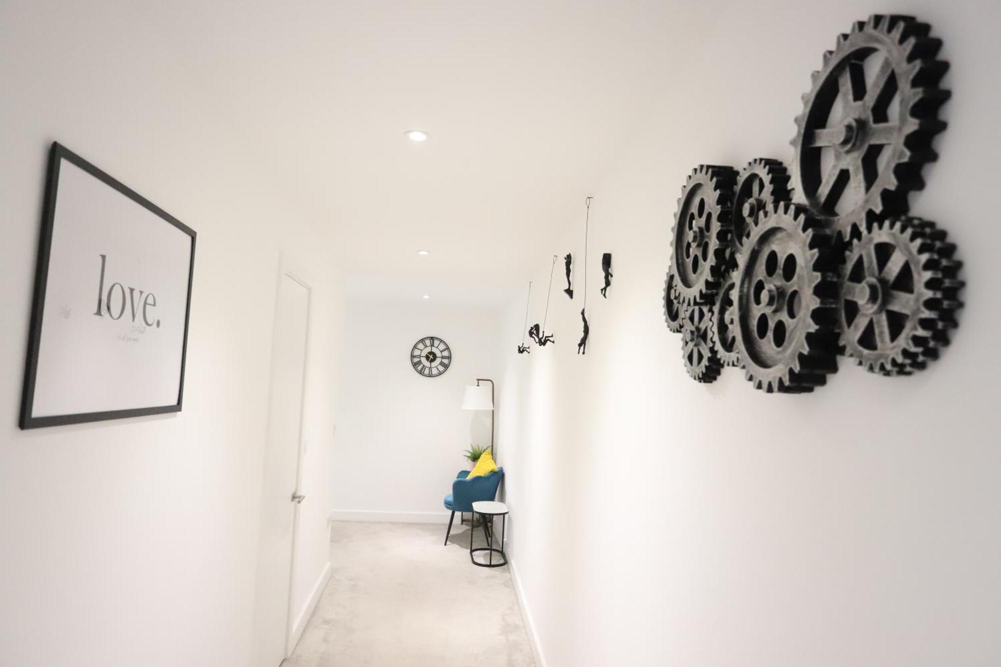 Spacious 3-story Retreat With Rooftop Terrace And Modern Amenities Apartamento