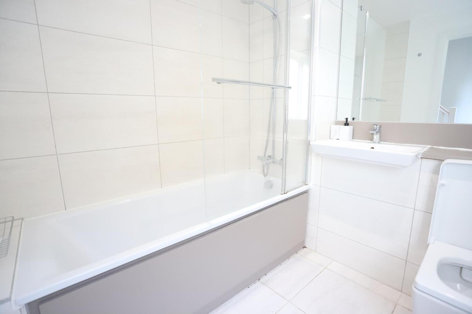 Spacious 3-story Retreat With Rooftop Terrace And Modern Amenities Apartamento *