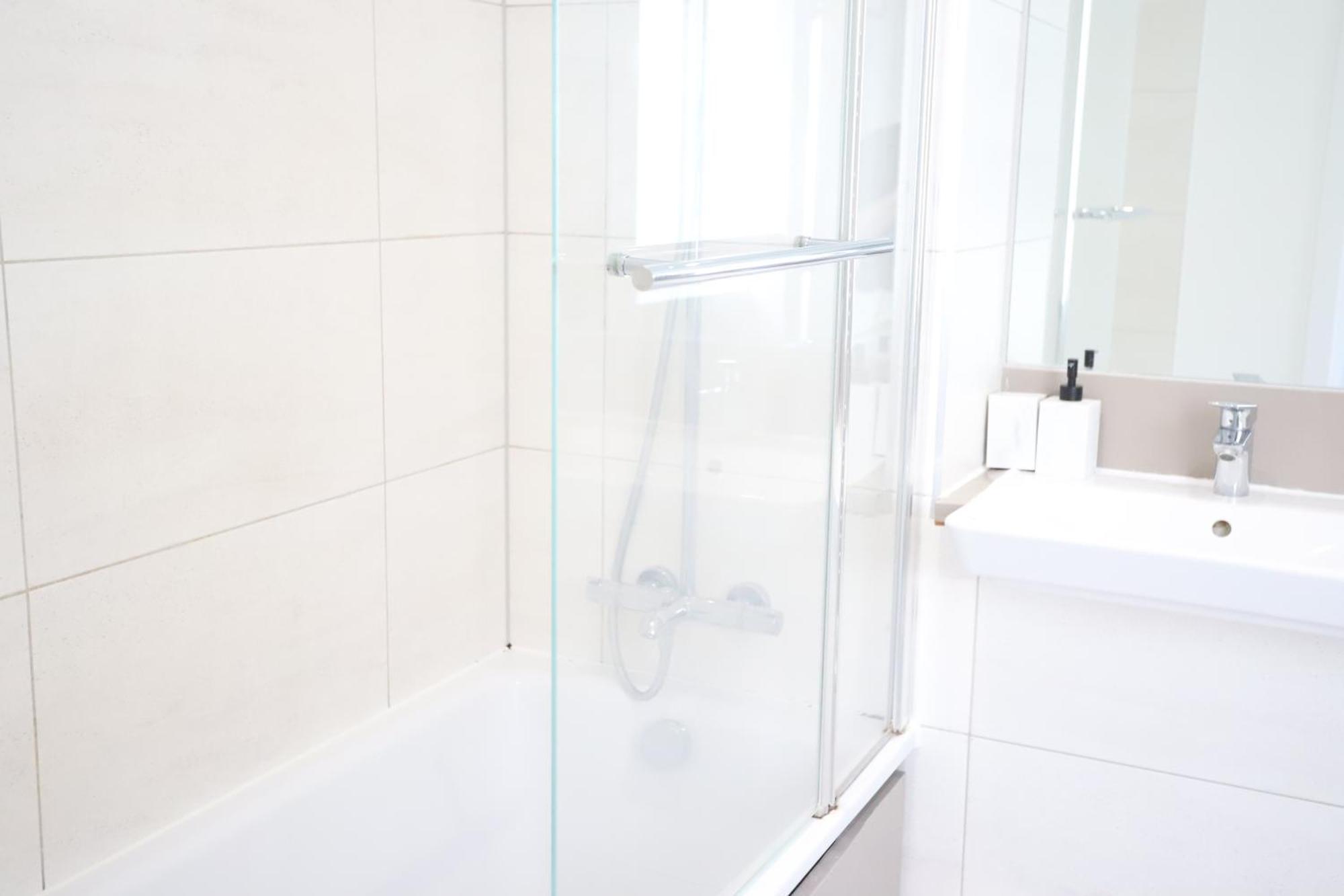 Spacious 3-story Retreat With Rooftop Terrace And Modern Amenities Apartamento Londres