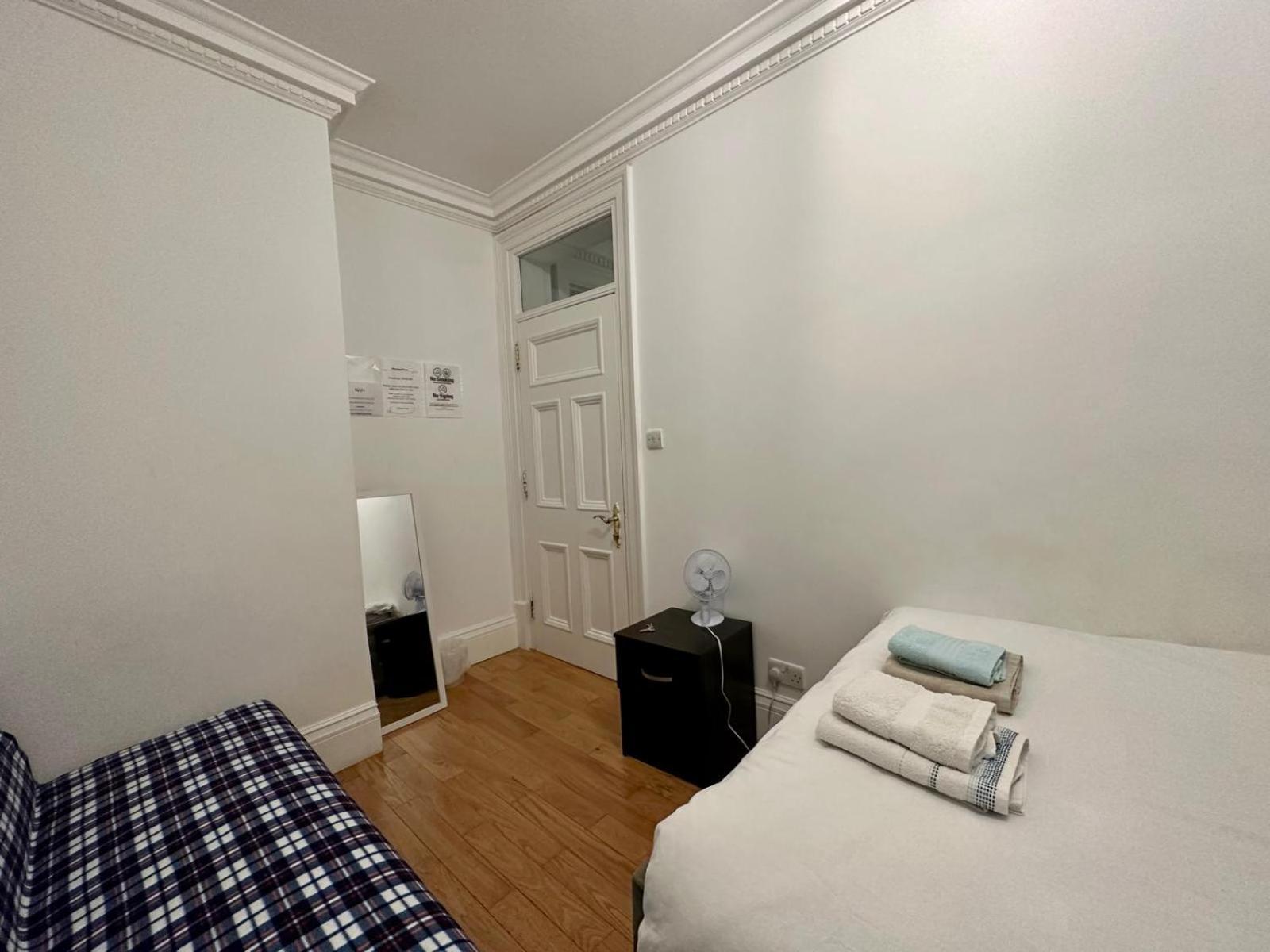 Opposite Of Edgware Road Tube Station, Short Walk To Marble Arch Londen