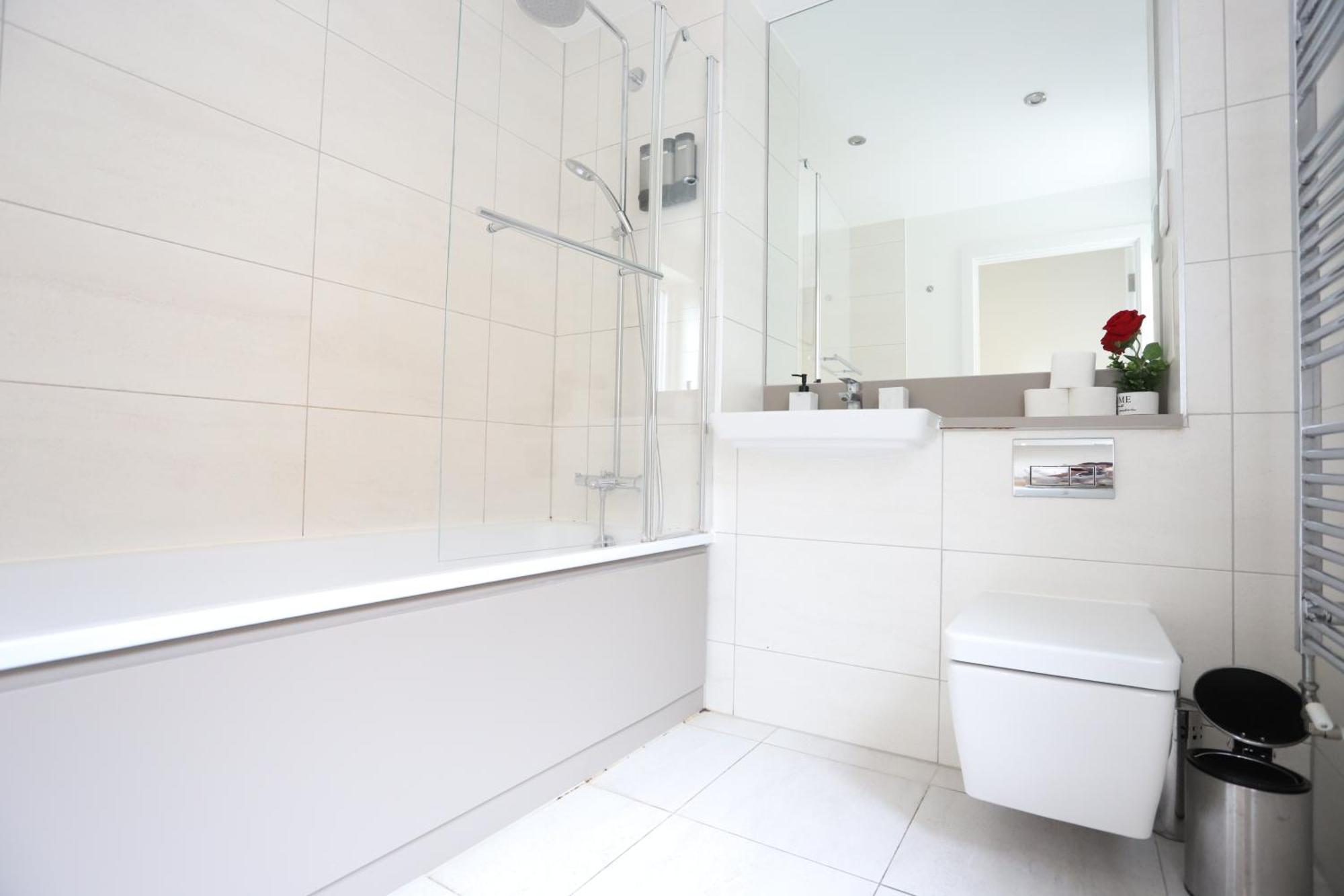 Apartamento Spacious 3-story Retreat With Rooftop Terrace And Modern Amenities Londres