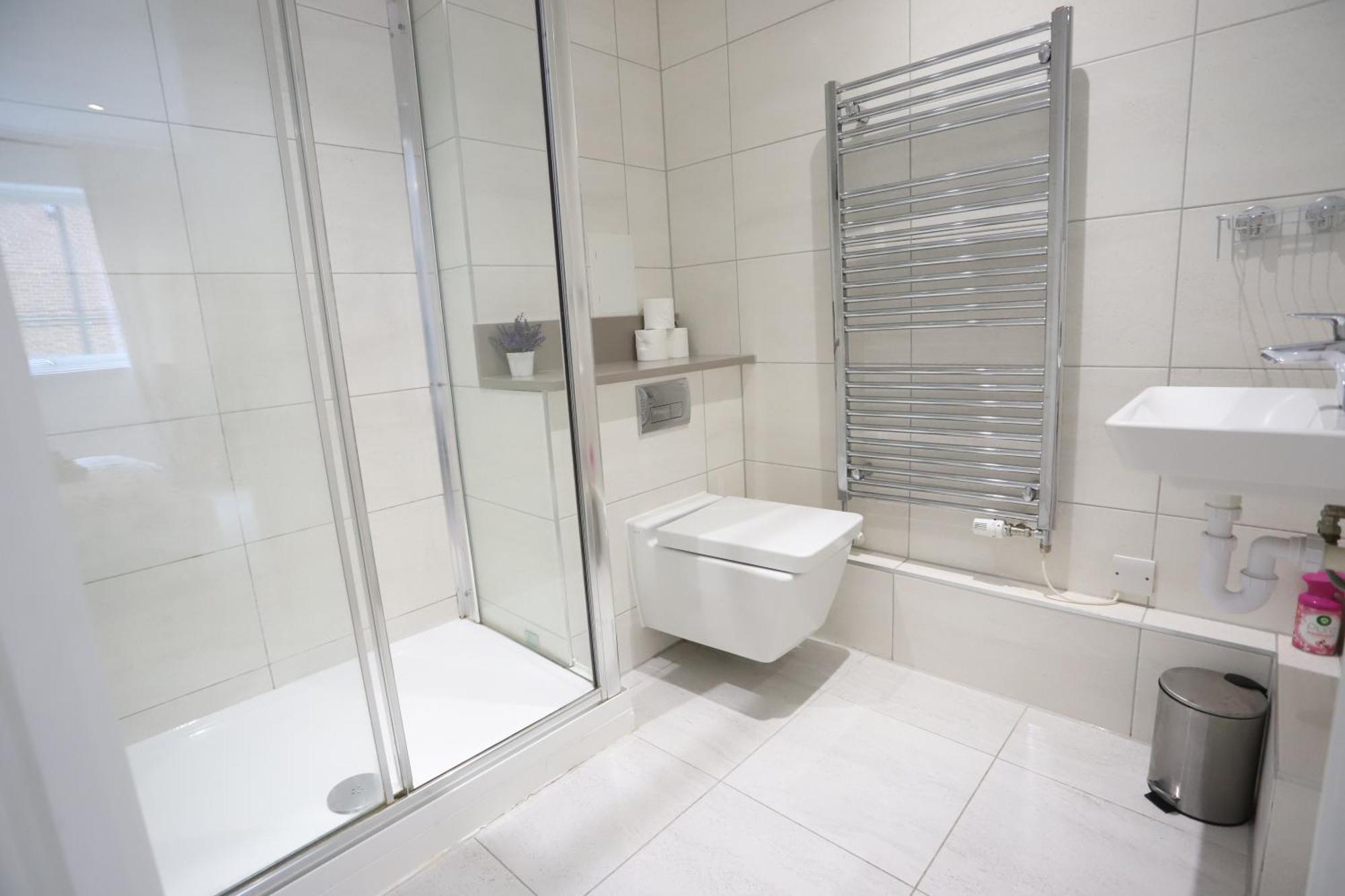 Apartamento Spacious 3-story Retreat With Rooftop Terrace And Modern Amenities Londres