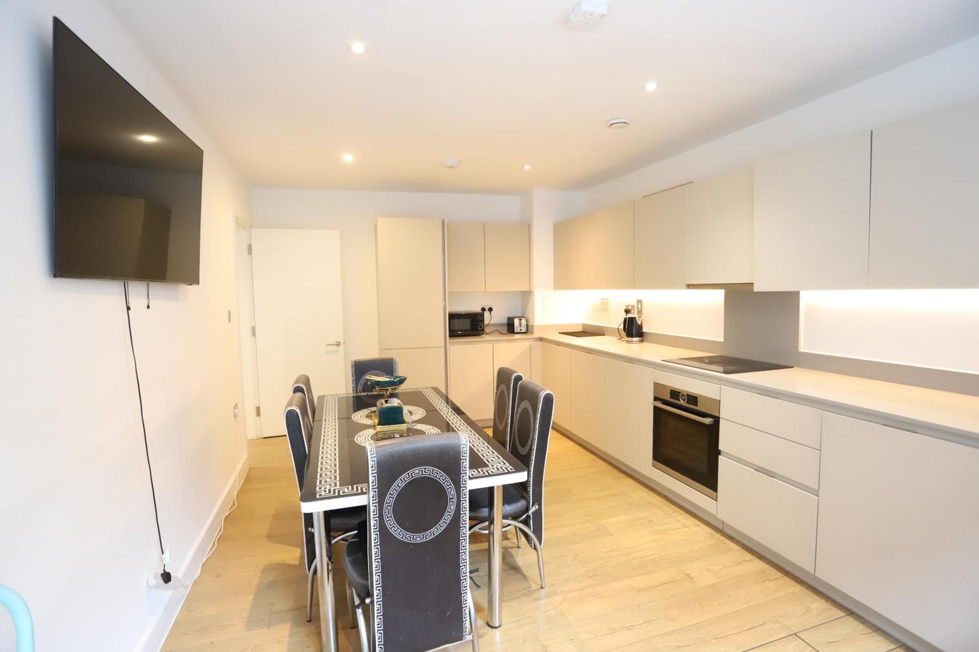 Spacious 3-story Retreat With Rooftop Terrace And Modern Amenities Apartamento