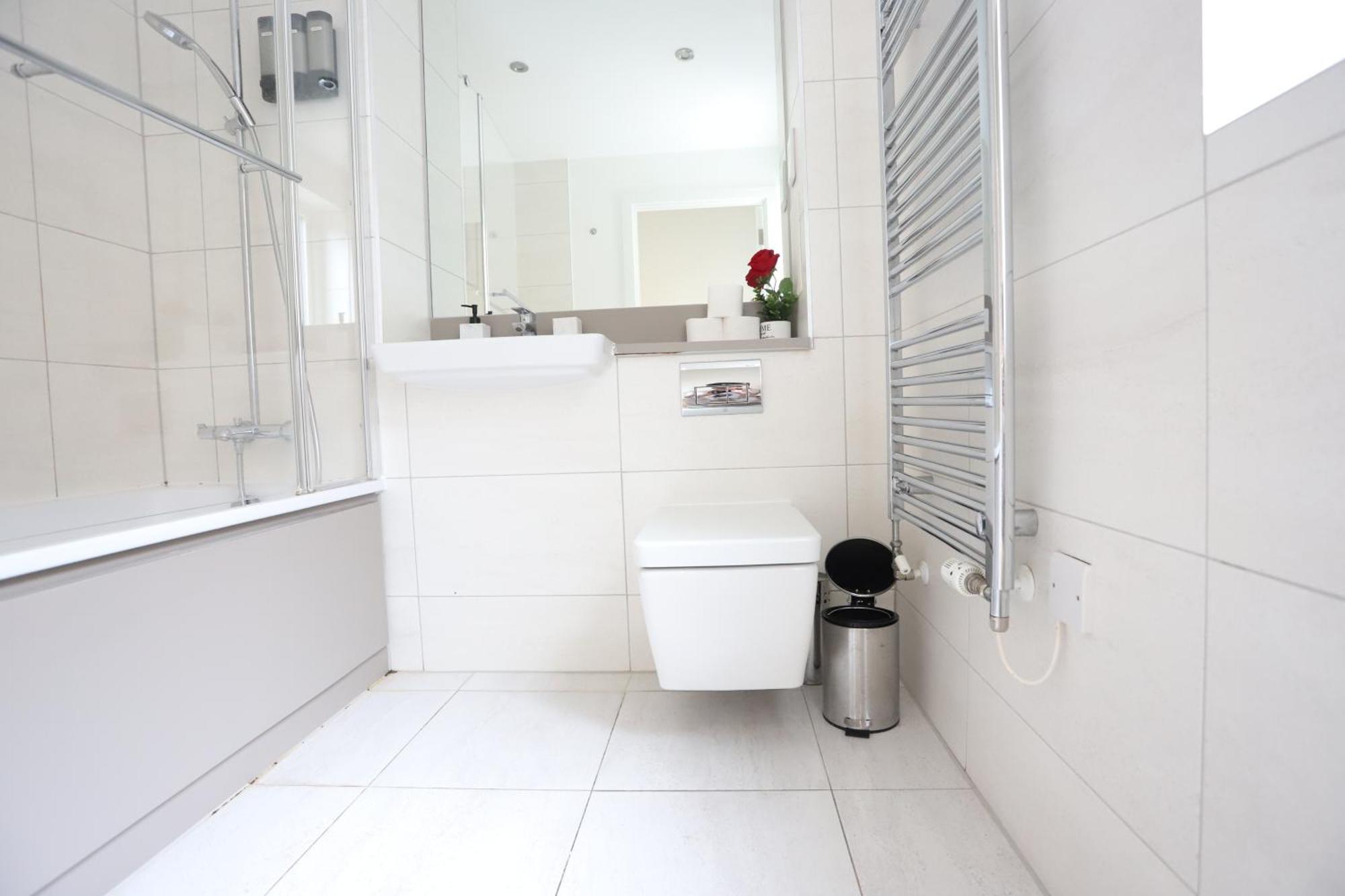 Apartamento Spacious 3-story Retreat With Rooftop Terrace And Modern Amenities *