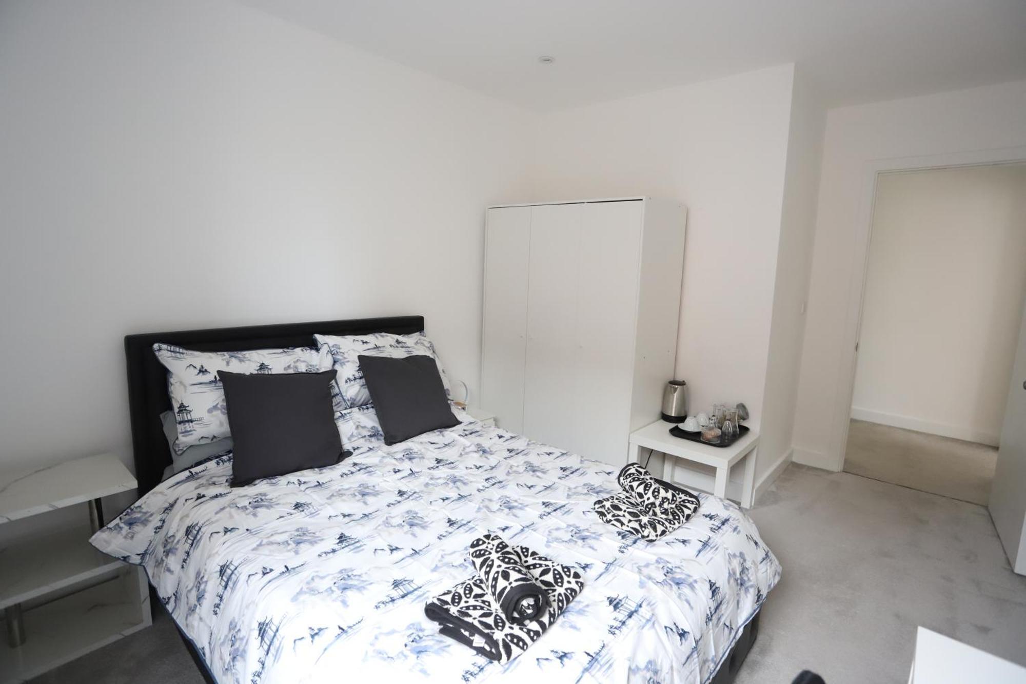 Spacious 3-story Retreat With Rooftop Terrace And Modern Amenities Apartamento