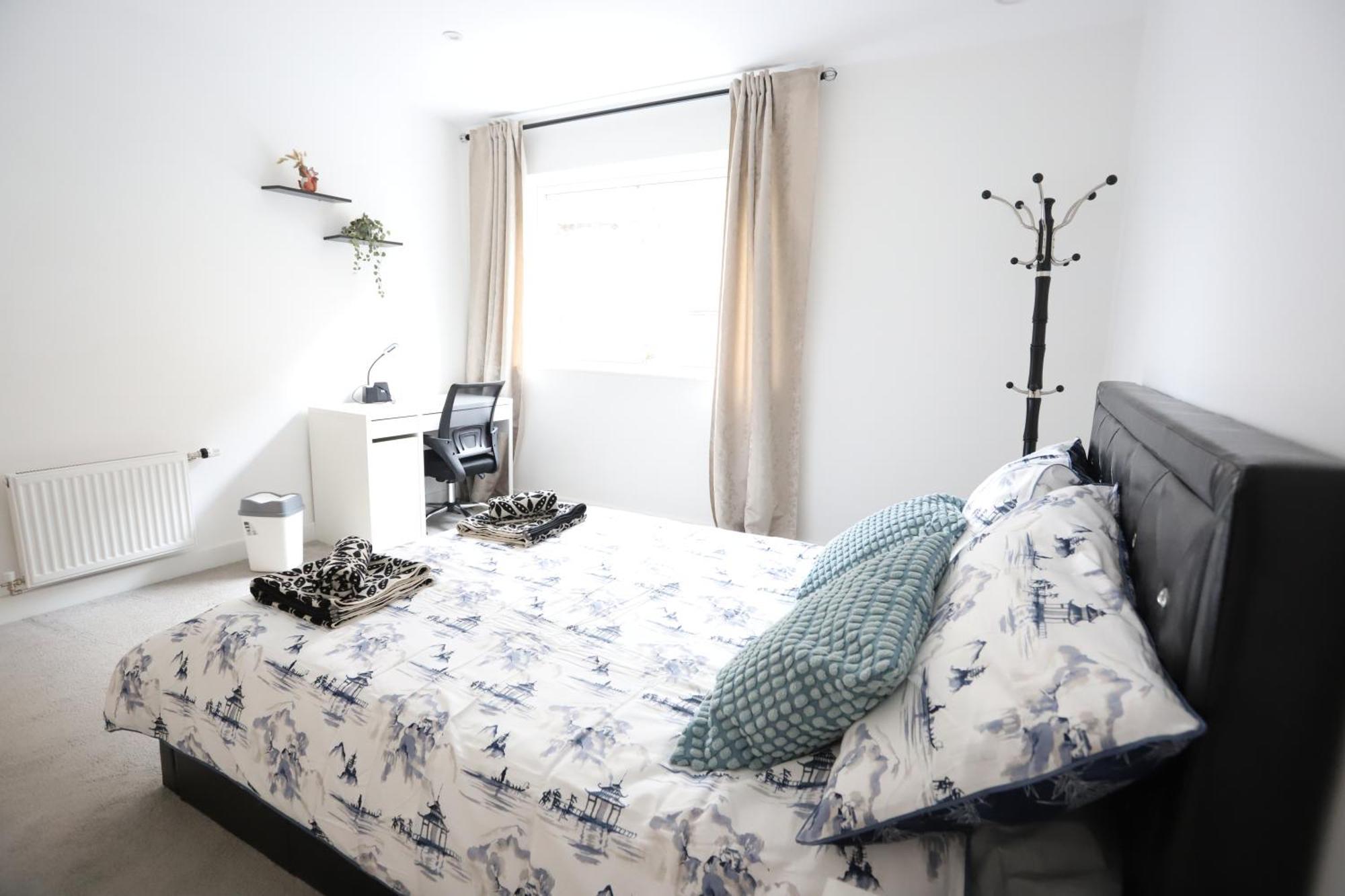 Spacious 3-story Retreat With Rooftop Terrace And Modern Amenities Apartamento