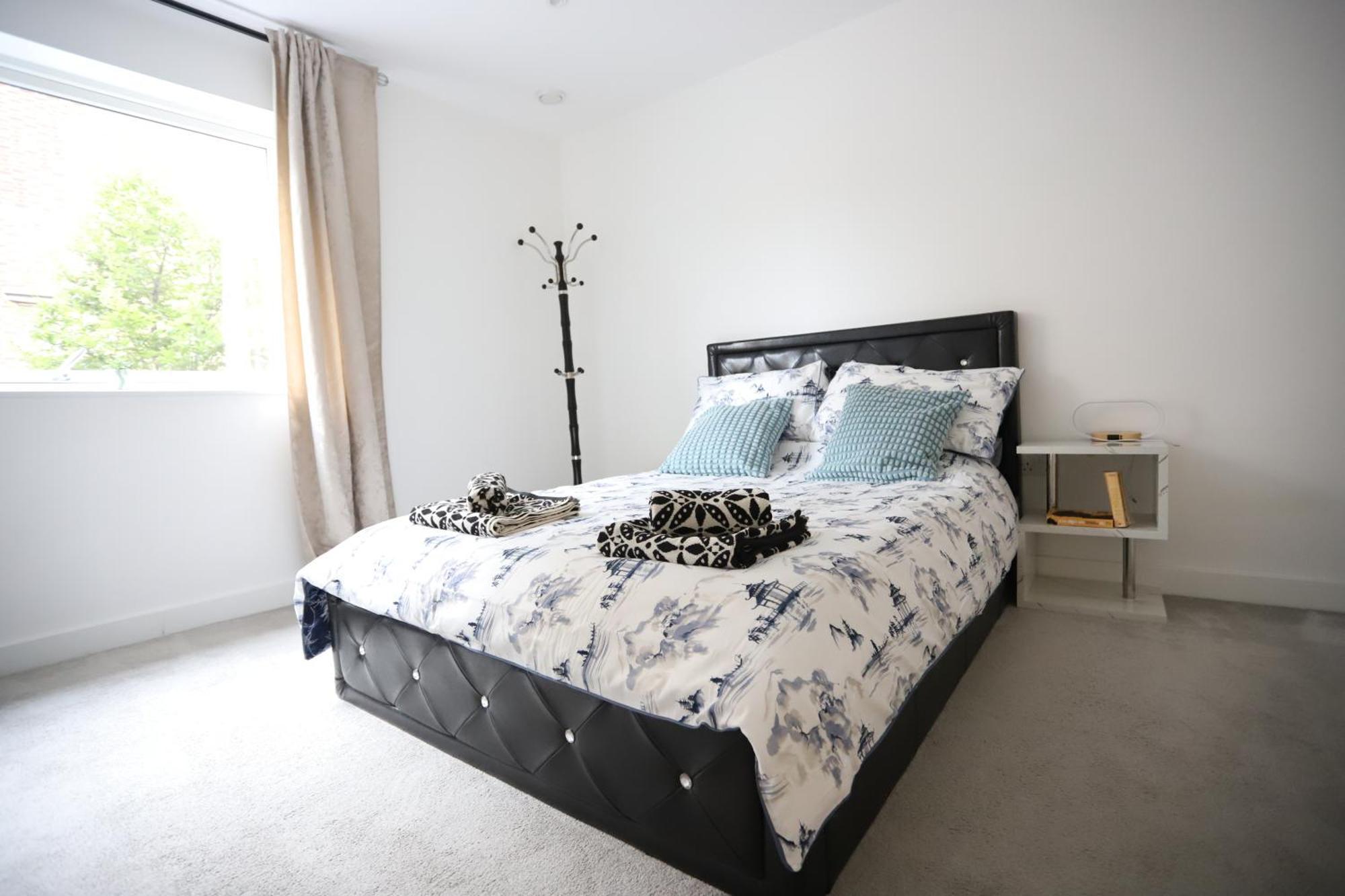Spacious 3-story Retreat With Rooftop Terrace And Modern Amenities Londres