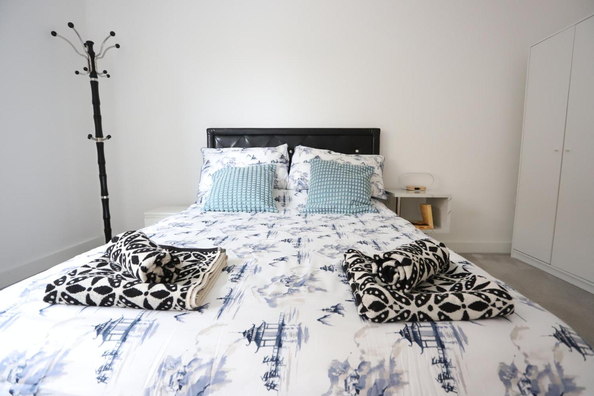 Apartamento Spacious 3-story Retreat With Rooftop Terrace And Modern Amenities *