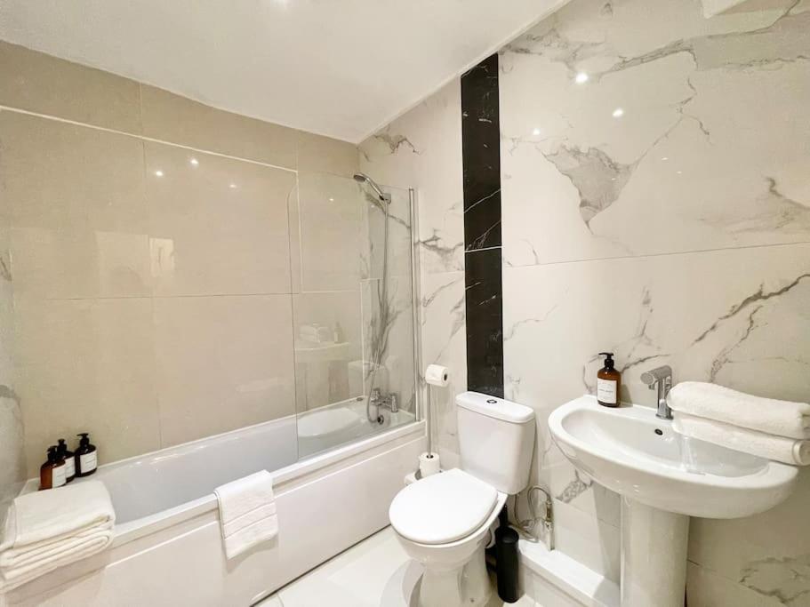 Spacious Flat Next To Earls Court Station Appartement *