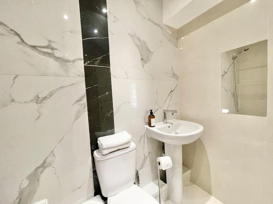 Spacious Flat Next To Earls Court Station Londres