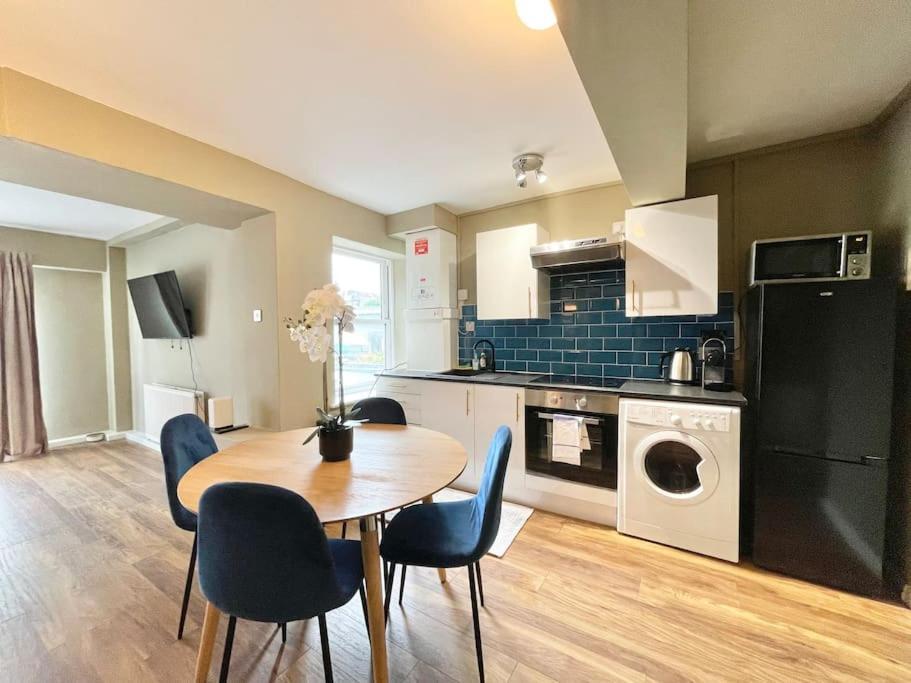 Spacious Flat Next To Earls Court Station Londres