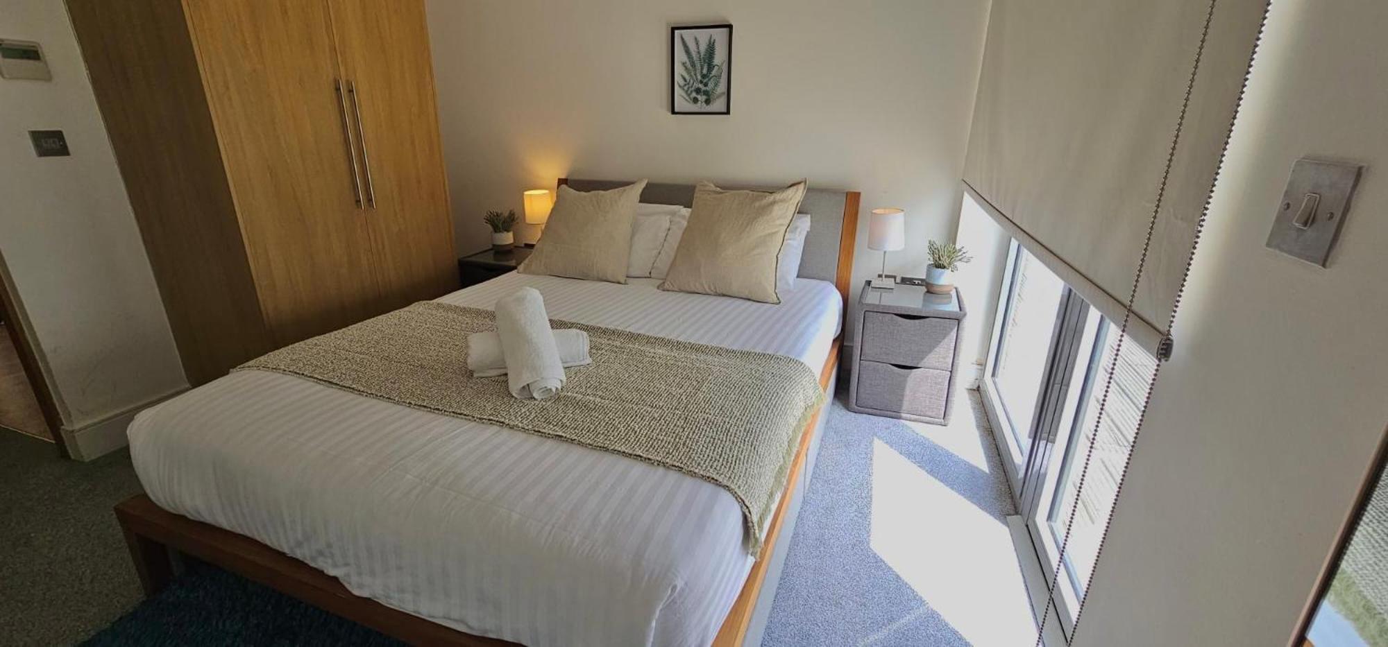 Spacious 3-bed 3-bath Luxury With Balcony Hyde Park Apartamento