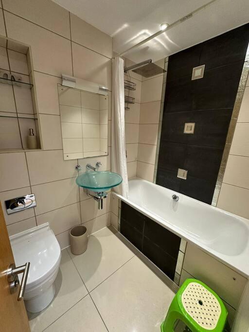 Two Br Flat 5 Mins Walk From Eye G96 Apartment London