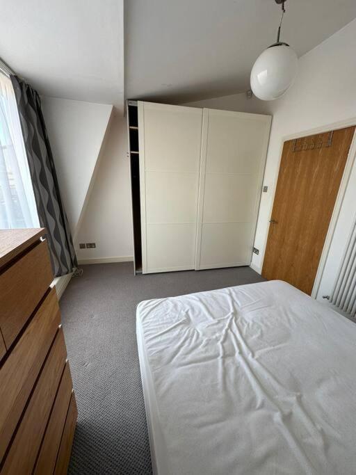 Two Br Flat 5 Mins Walk From Eye G96 London