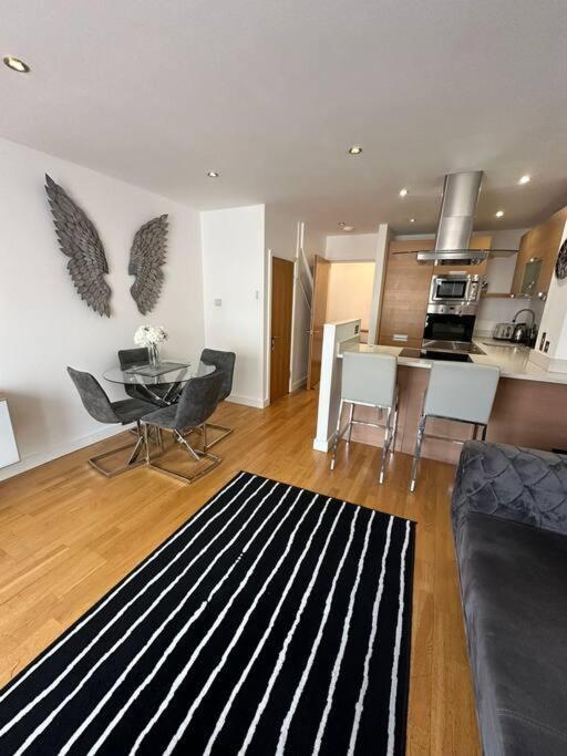 Two Br Flat 5 Mins Walk From Eye G96 * London