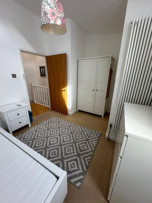 Two Br Flat 5 Mins Walk From Eye G96 London
