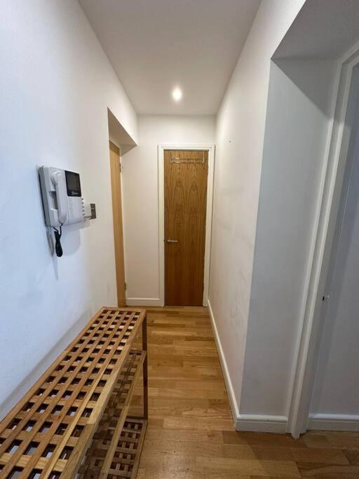 Apartment Two Br Flat 5 Mins Walk From Eye G96 *