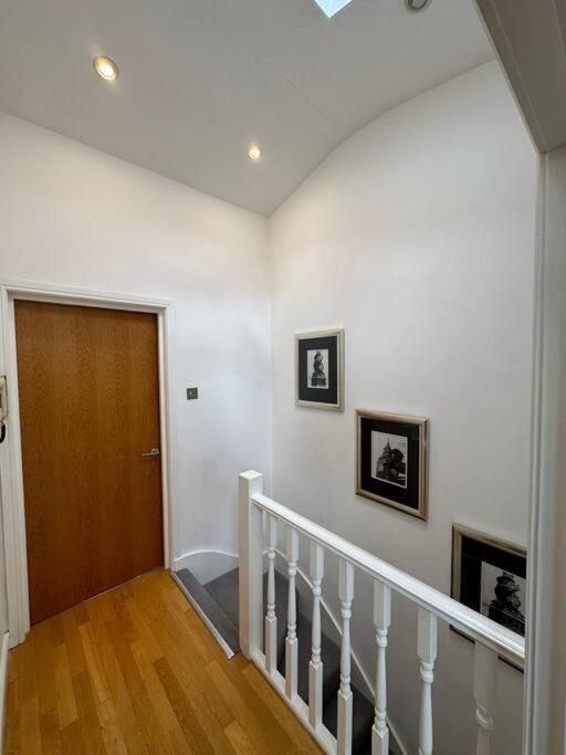 Two Br Flat 5 Mins Walk From Eye G96 London