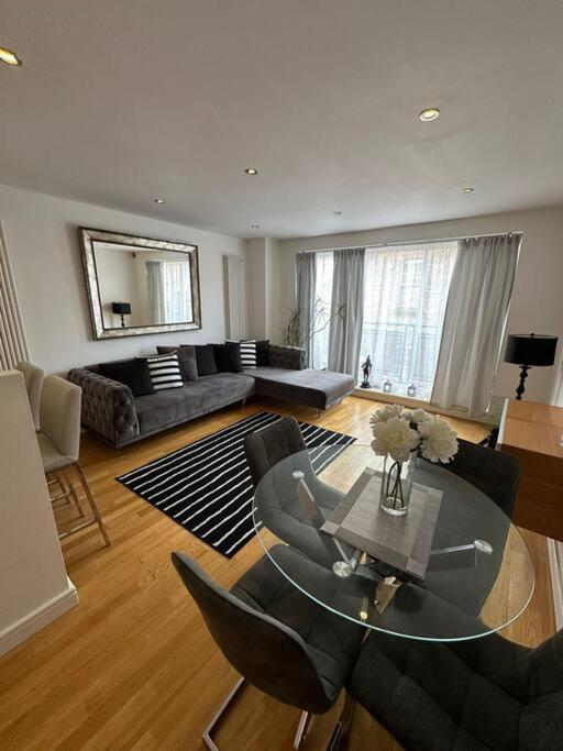 Two Br Flat 5 Mins Walk From Eye G96 Apartment