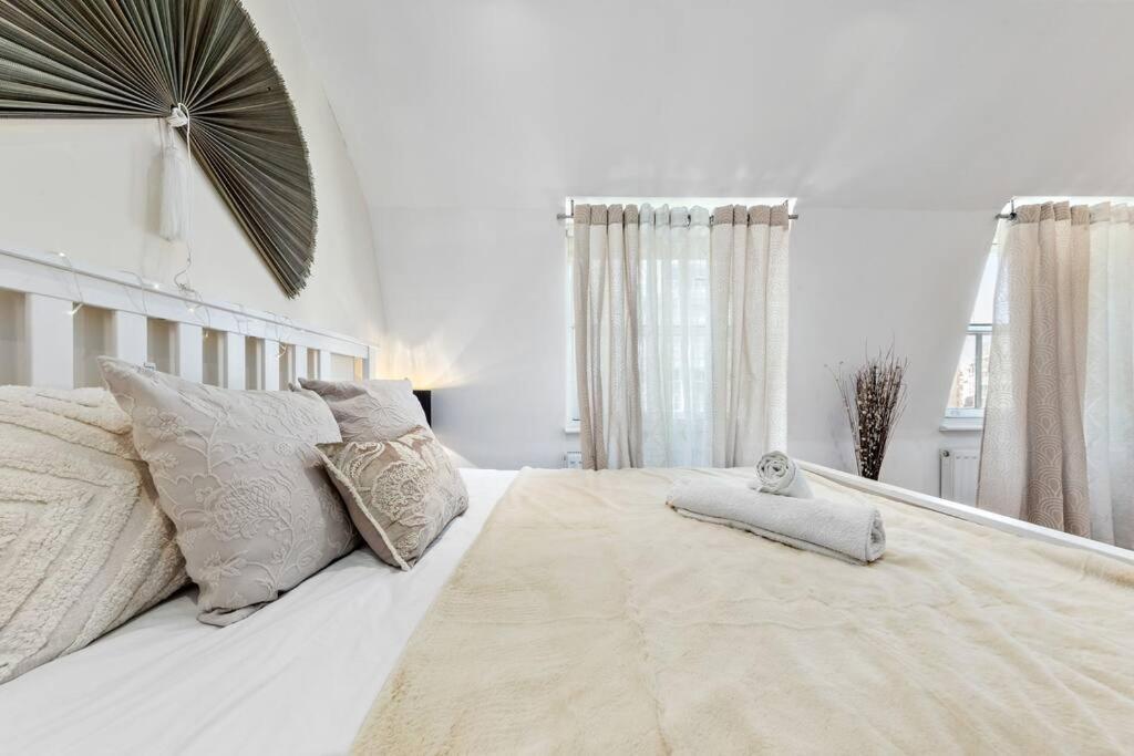 3 Bedroom Flat In Mayfair Hy4 *