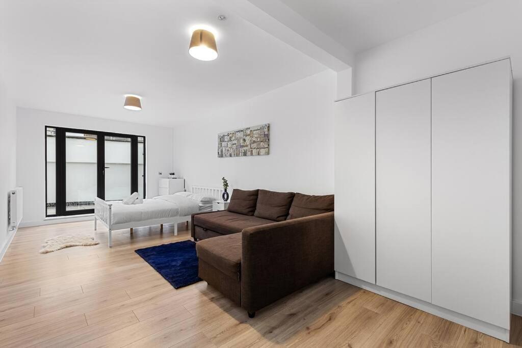 Appartement Spacious Sleep 14 - 1 Min From Tooting Station Mr3 Londen