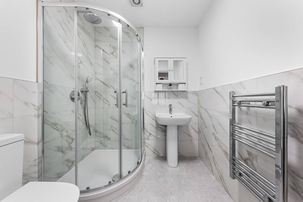 Spacious Sleep 14 - 1 Min From Tooting Station Mr3 Appartement Londen