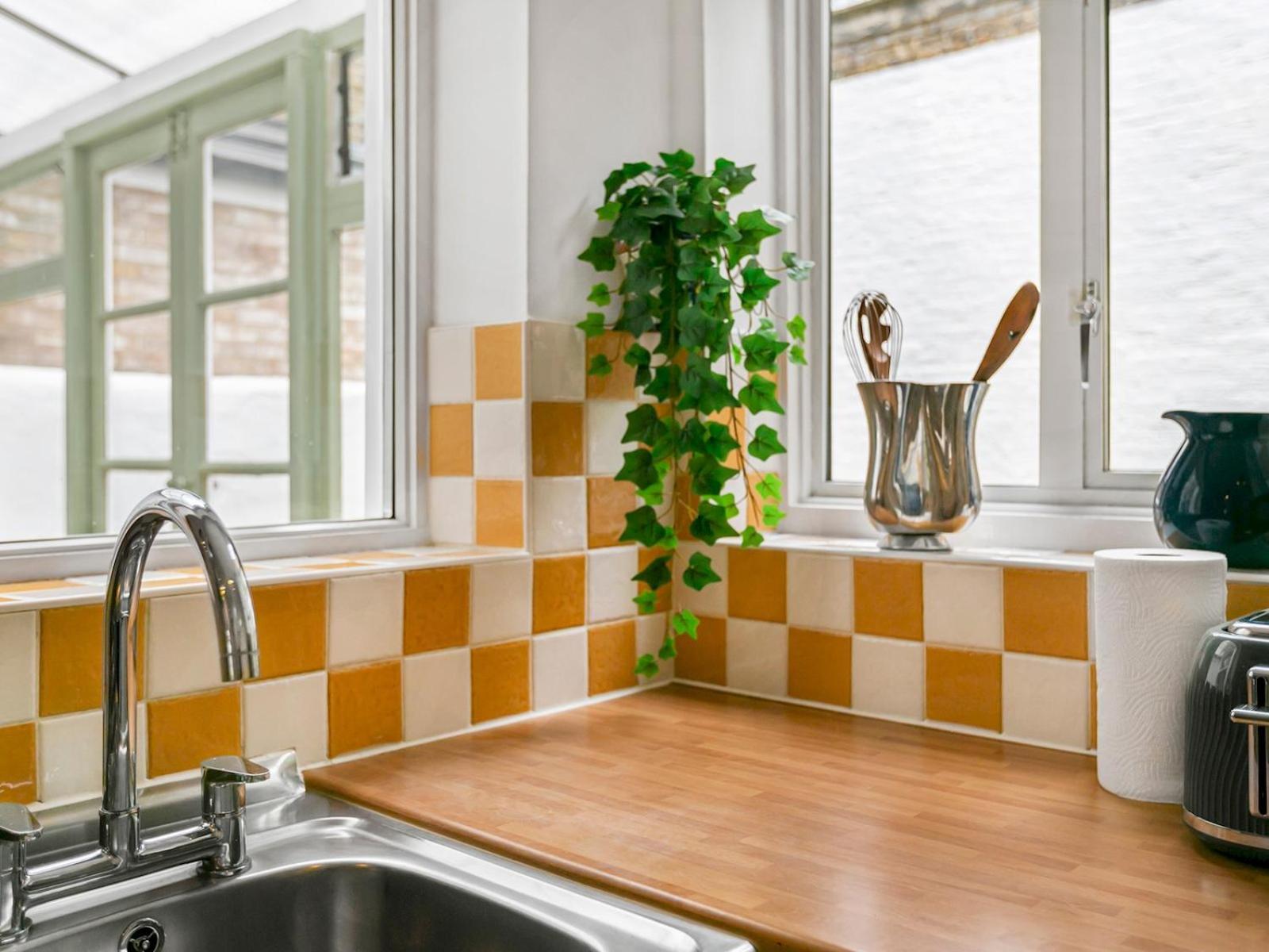Pass The Keys Elegant Getaway House In Vibrant Clapham Juction Hébergement de vacances