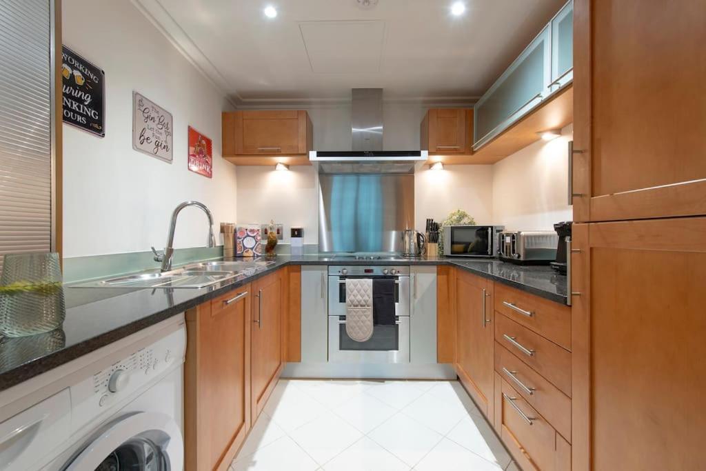 Appartement 24hr Concierge, Gym, Pool, Museum, Shopping Centre *