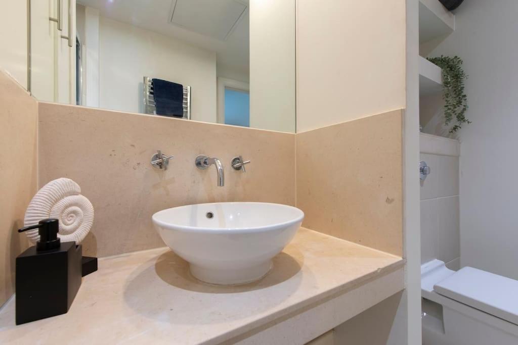 24hr Concierge, Gym, Pool, Museum, Shopping Centre Appartement