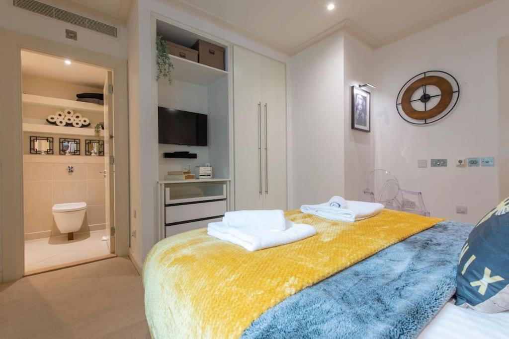 24hr Concierge, Gym, Pool, Museum, Shopping Centre