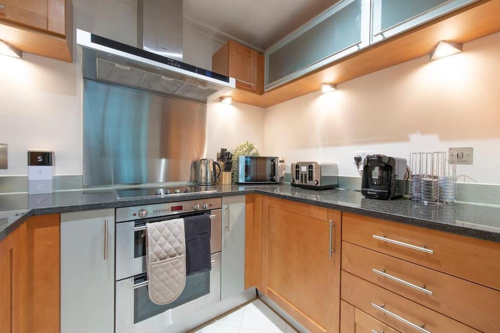Appartement 24hr Concierge, Gym, Pool, Museum, Shopping Centre *
