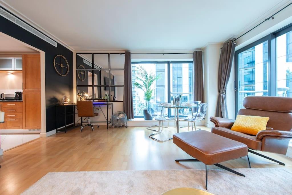 24hr Concierge, Gym, Pool, Museum, Shopping Centre