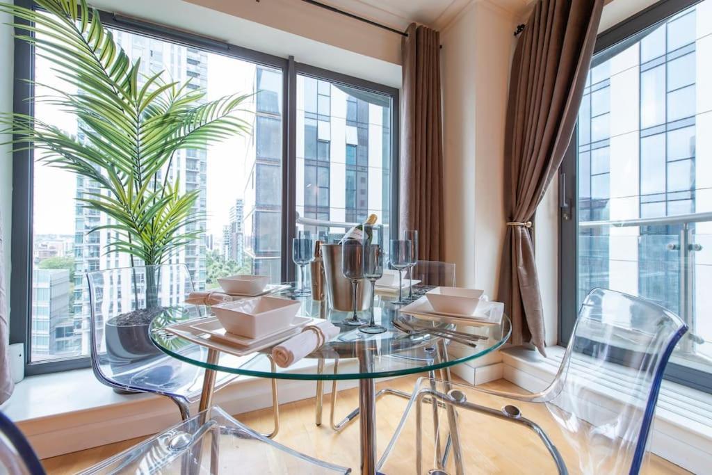 24hr Concierge, Gym, Pool, Museum, Shopping Centre Appartement