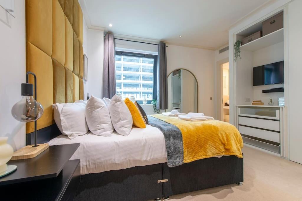 24hr Concierge, Gym, Pool, Museum, Shopping Centre *