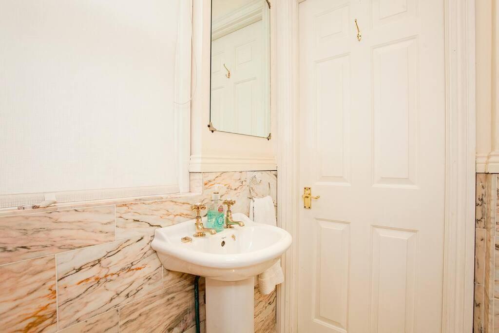 Bright 2 Bedroom Flat In