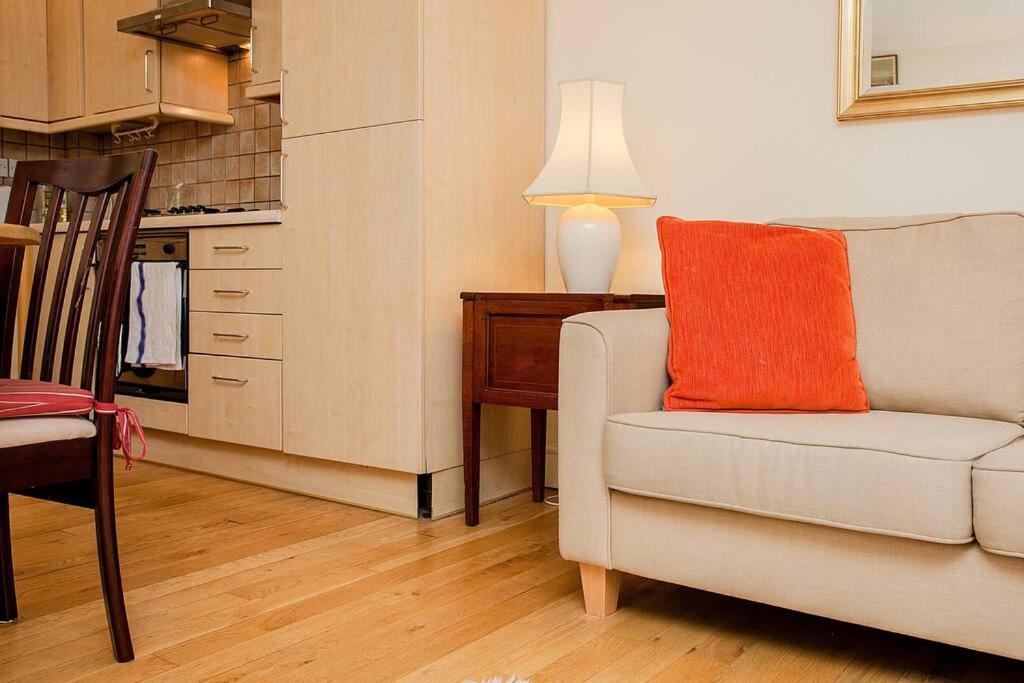 Bright 2 Bedroom Flat In Appartement