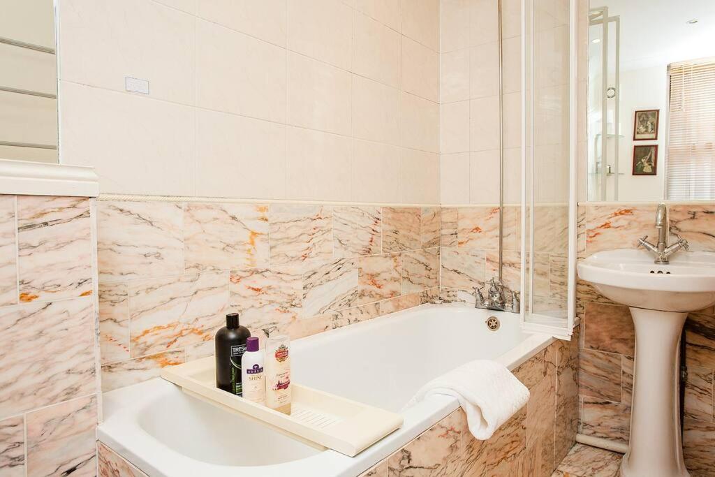 Appartement Bright 2 Bedroom Flat In *