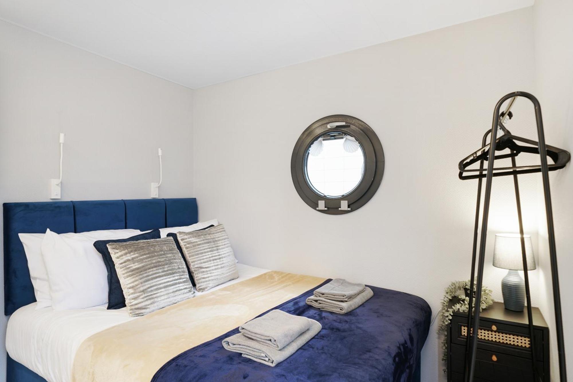 Water In - Roof Terrace Hotel en barco Londres