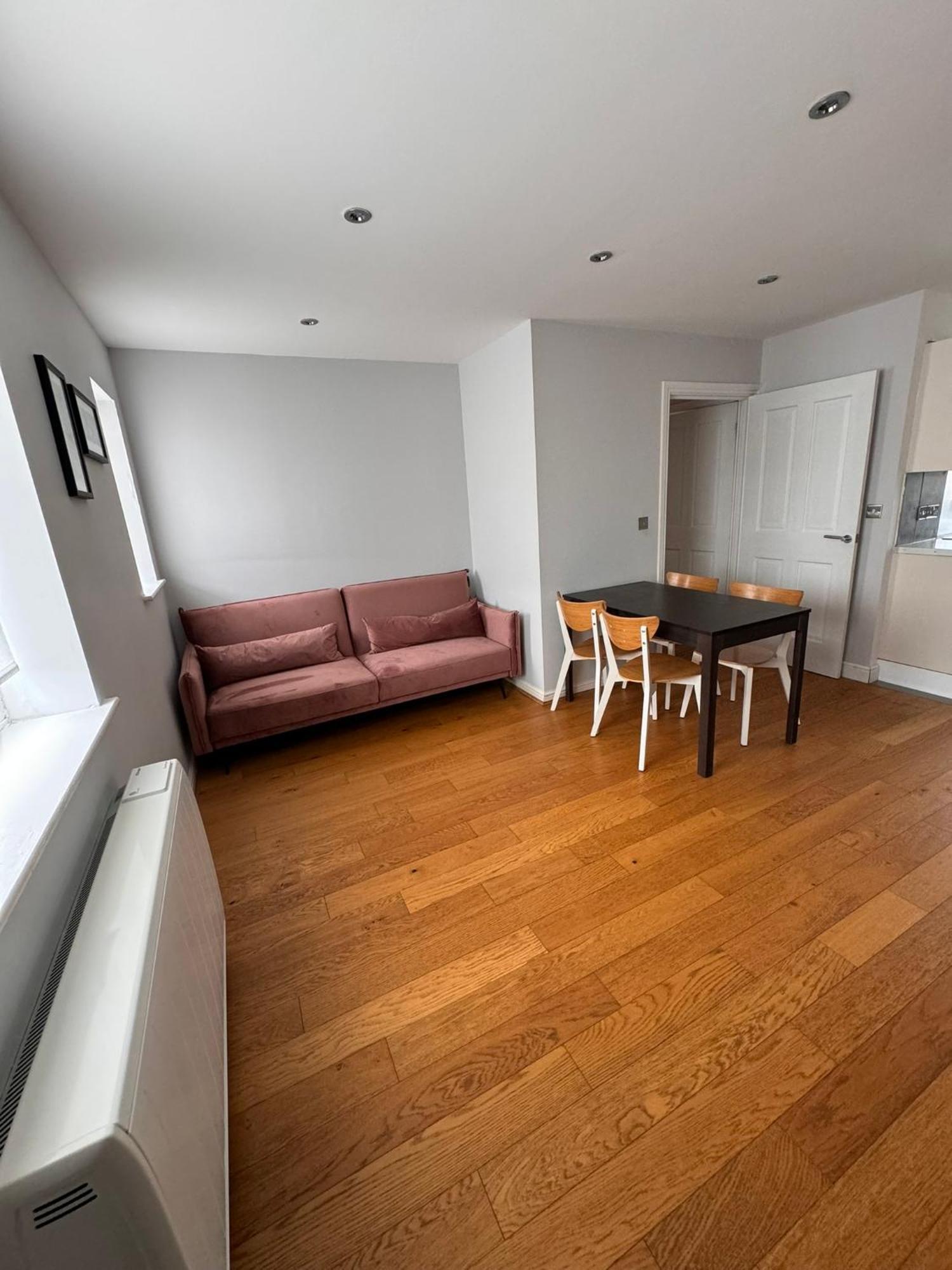 2-bedroom Flat Walking Distance To Excel - Perfect Location! Londen