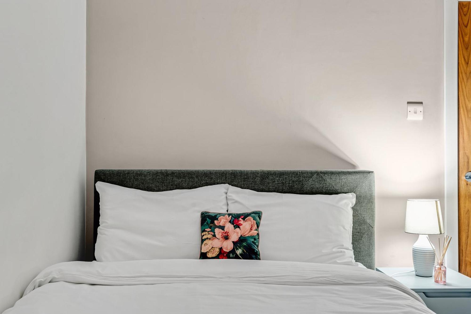 Very Central,1gb Fibre Wifi, 2min To Tube & Heathrow, Free Coffee, Milk & Snacks, 2 New Tvs & Sofabed Apartamento